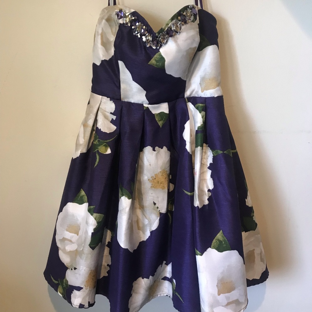 Short strapless flare dress